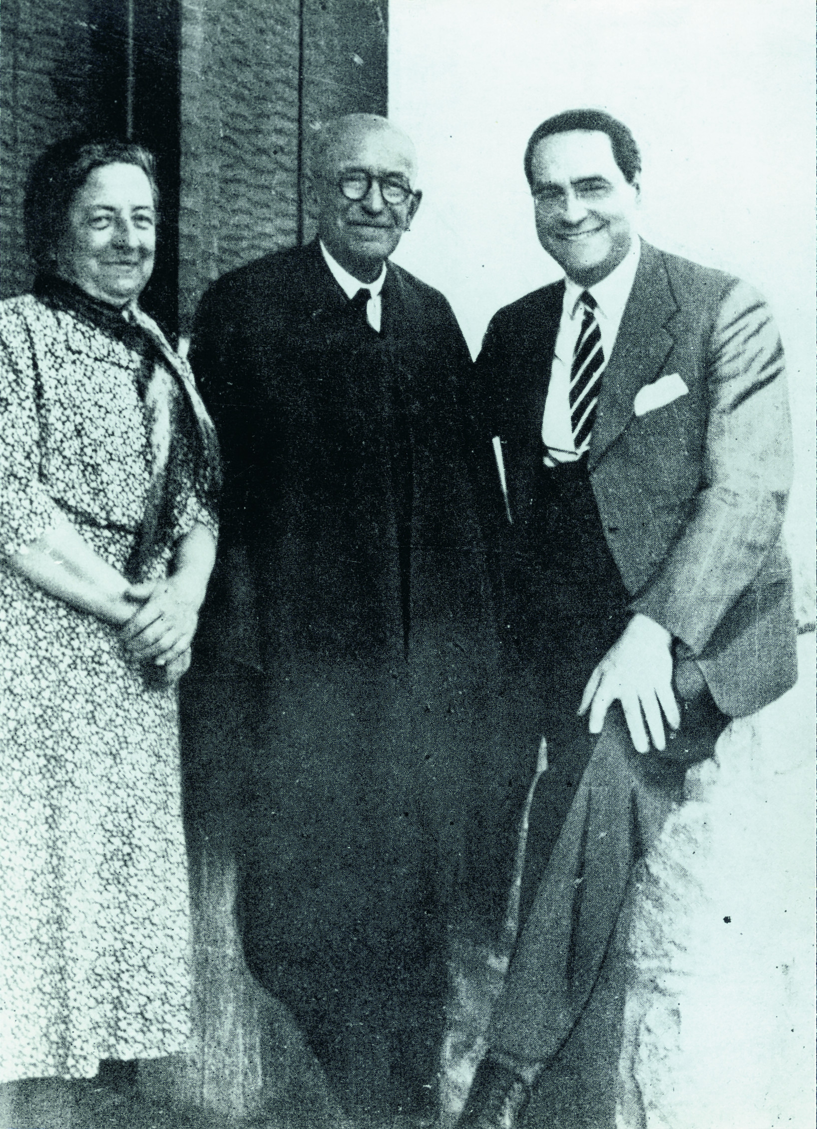 María del Carmen y Manuel de Falla con Juan José Castro en Los Espinillos (Alta Gracia, ca. 1944)