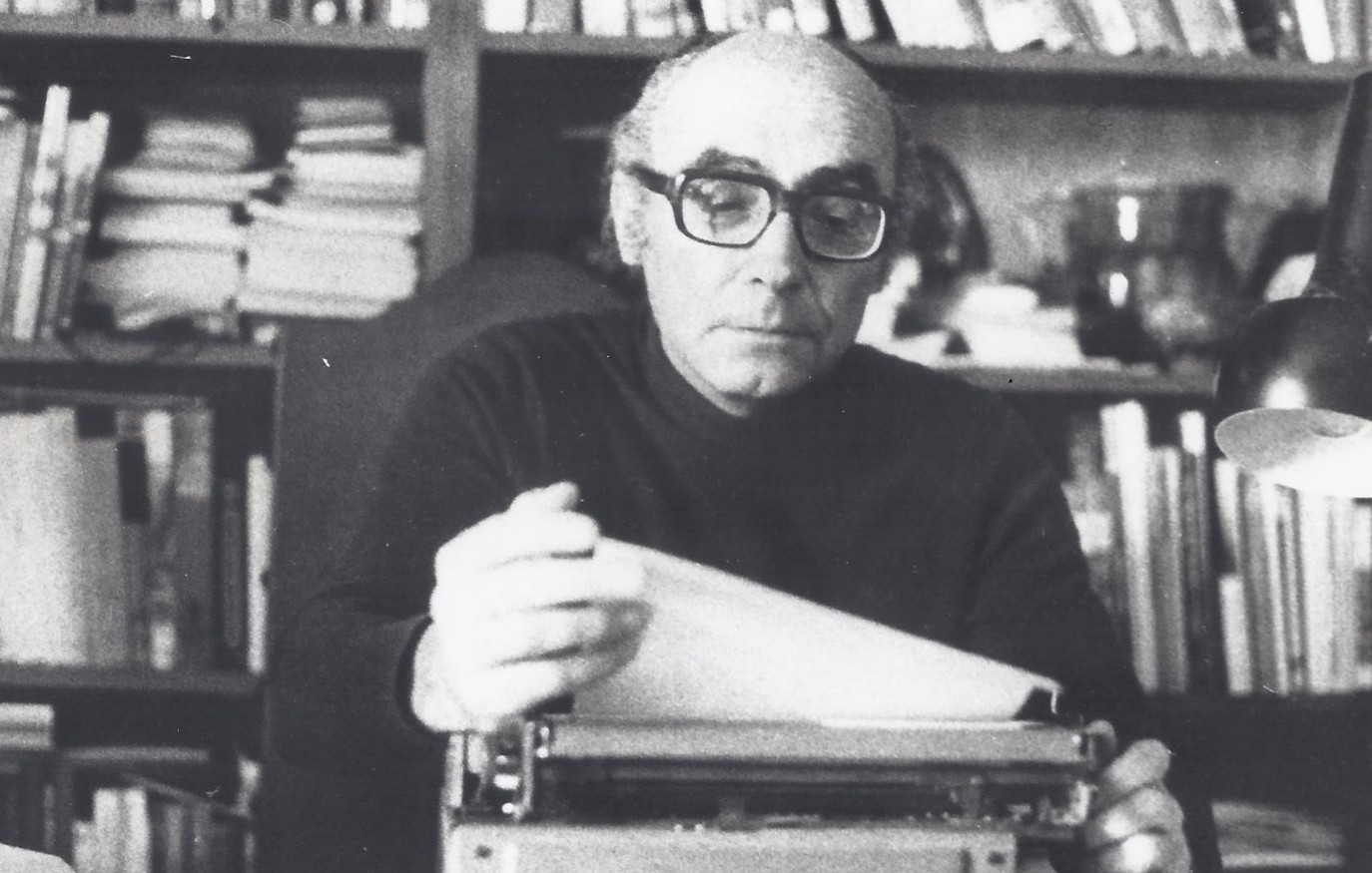 Foto en B/N de José Saramago delante de una máquina de escribir
