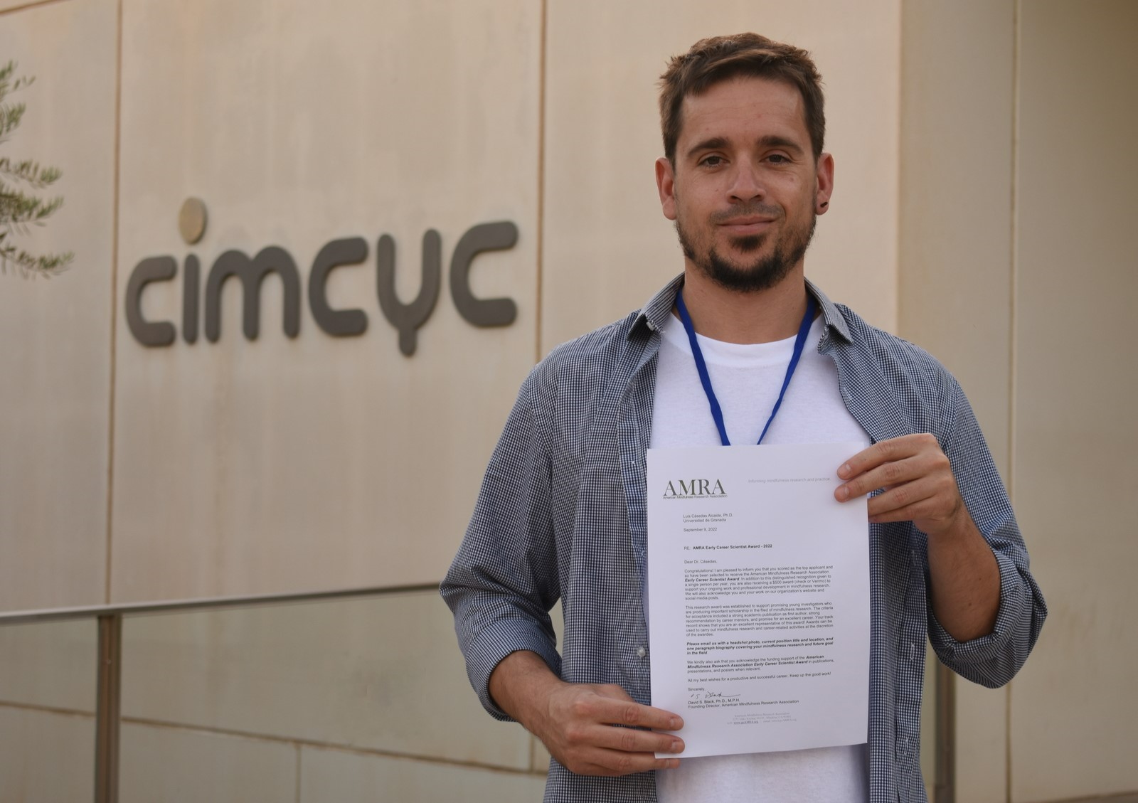 Luis Casedas posa con el reconocimiento a la entrada del CIMCYC
