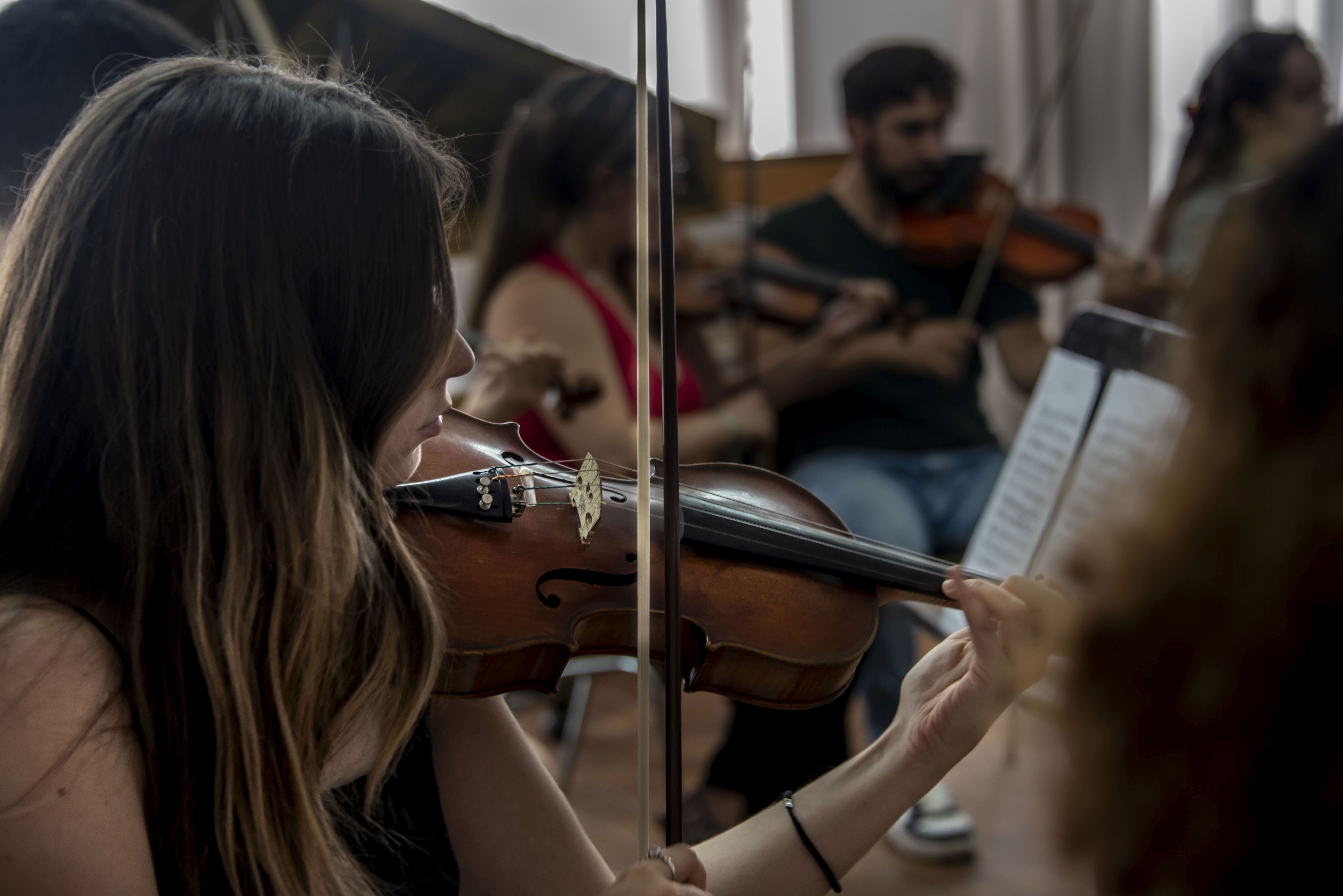 Joven violinista participante en la Academia Barroca del Festival de Granada