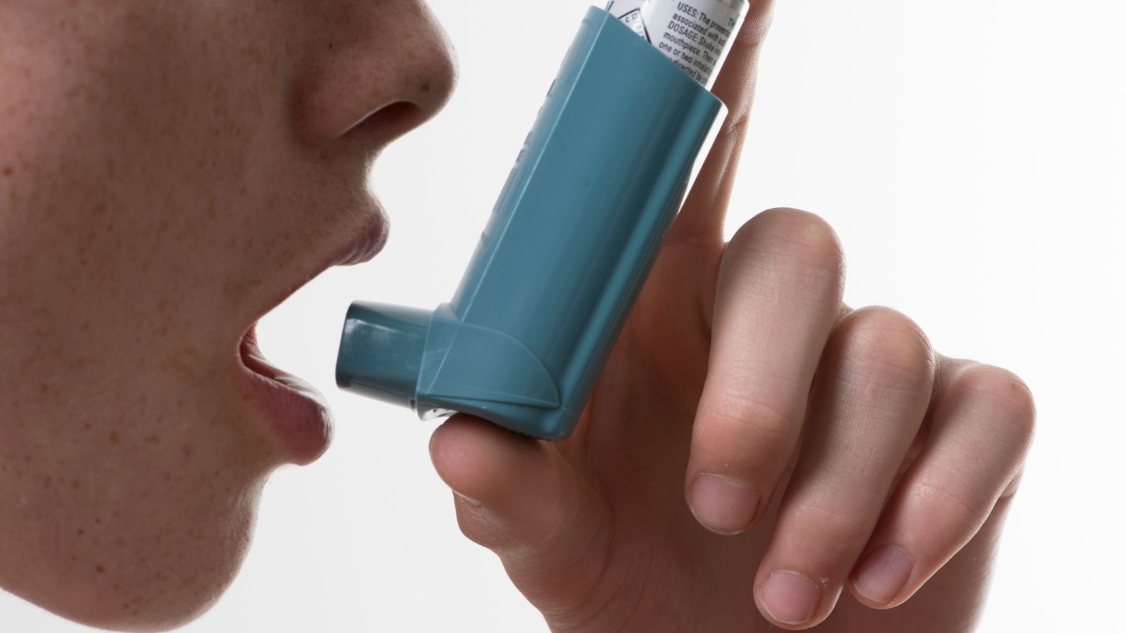 persona asmática con inhalador