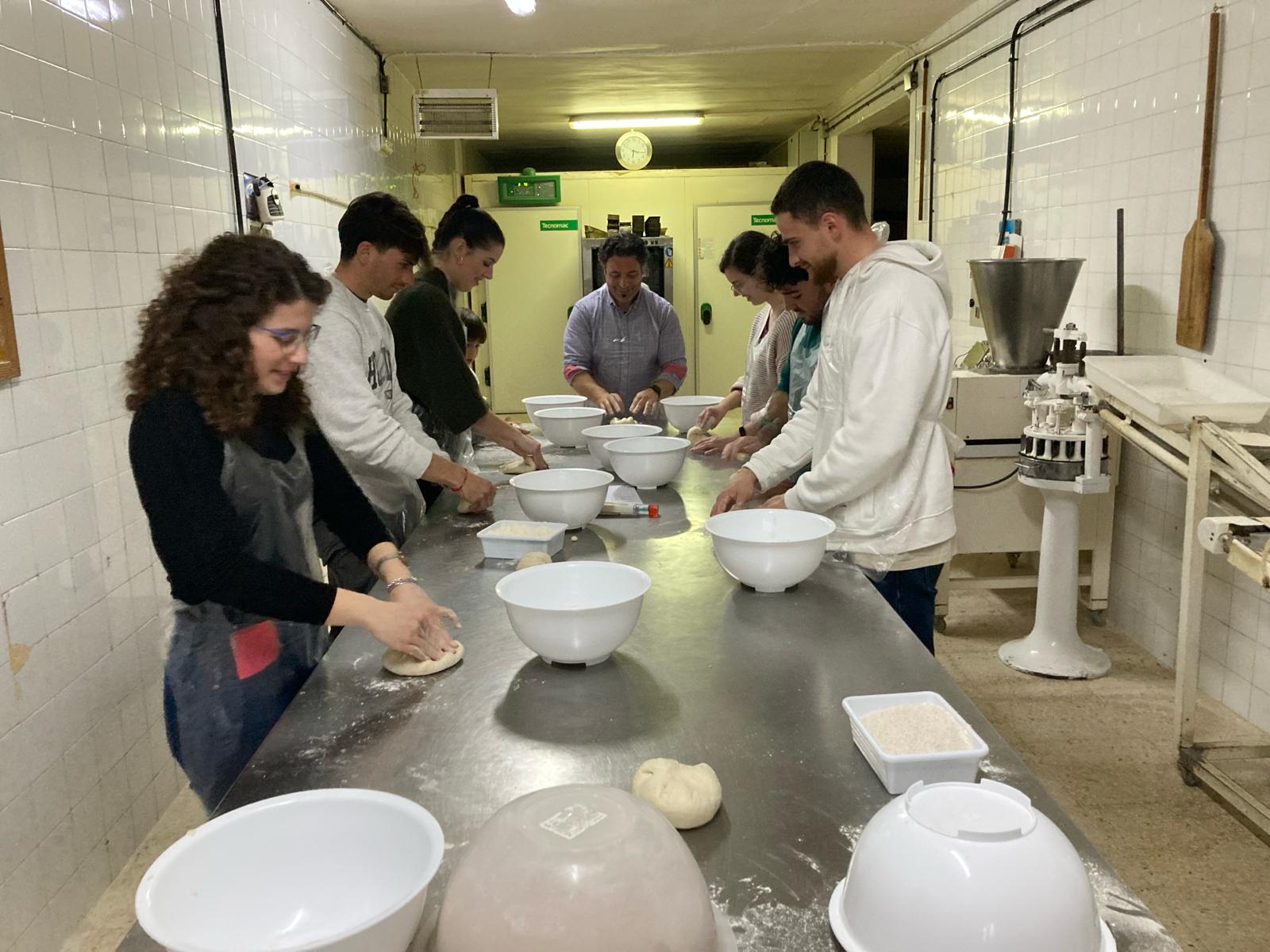 Los estudiantes del Máster en Avances en Calidad y Tecnología Alimentaria realizan prácticas en una panadería