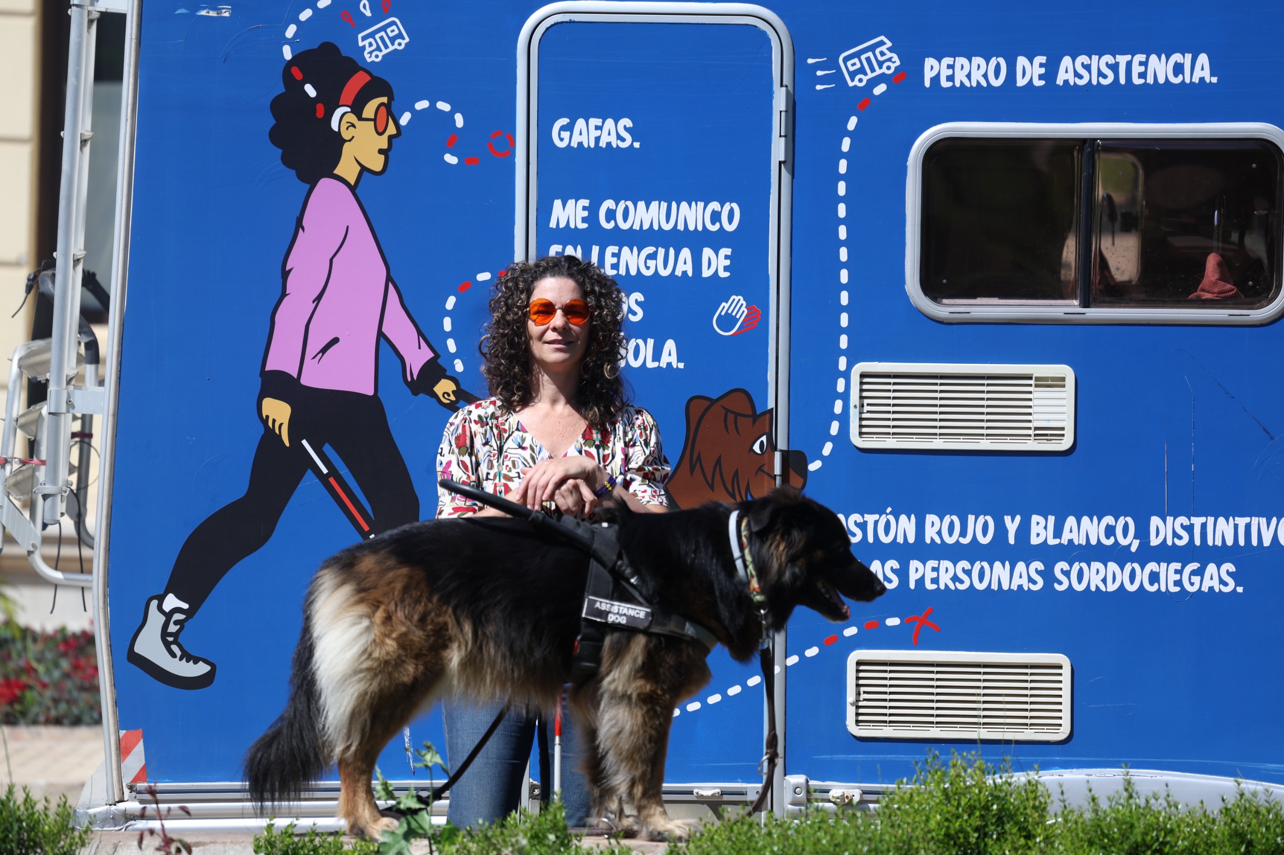 La cooperante sordociega Sara Crespo visita la UGR en su gira por España