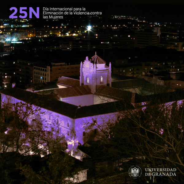 Vista del Hospital Real iluminado de violeta