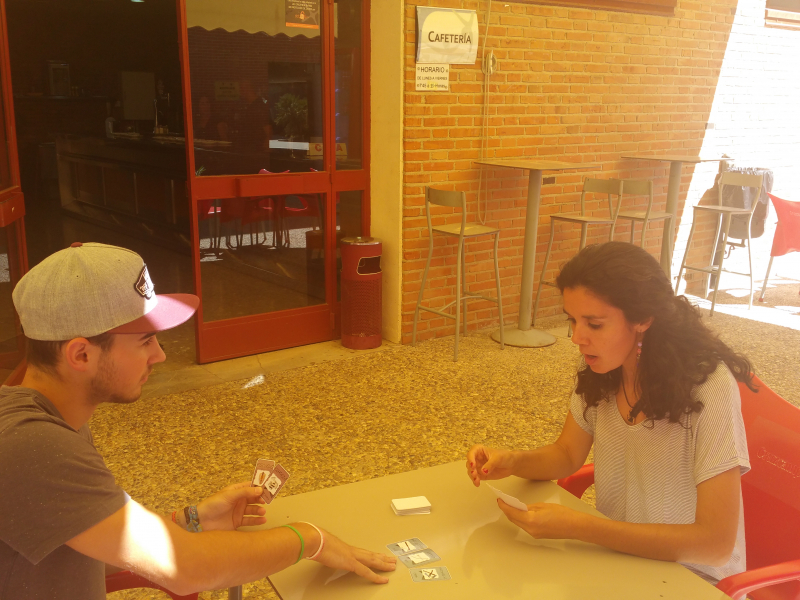 Dos personas jugando a las cartas