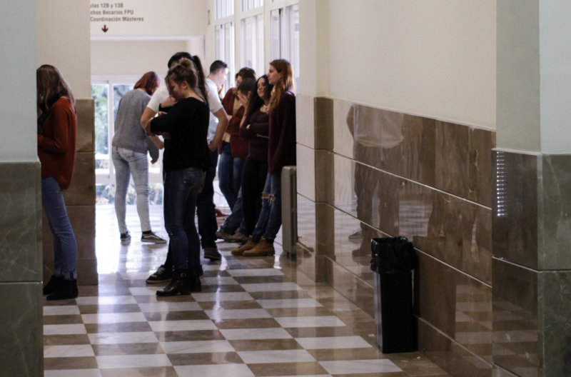alumnos de la UGR en los pasillos de la facultad