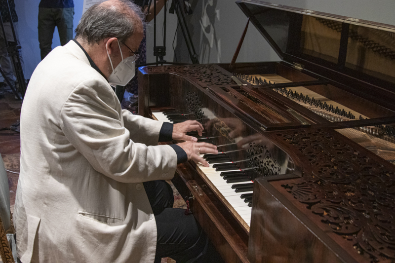 Miguel Ángel R. Laiz interpretando piezas muscicales en el piano restaurado