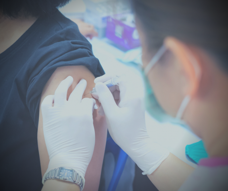Mujer recibe una dosis de la vacuna contra el COVID-19