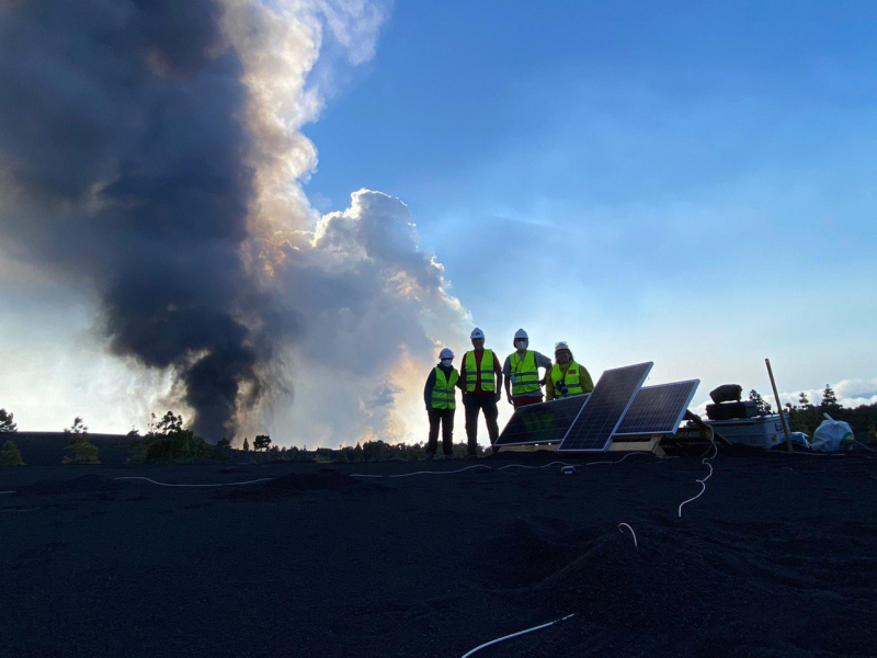 Equipo de la UGR monitorizando el volcán