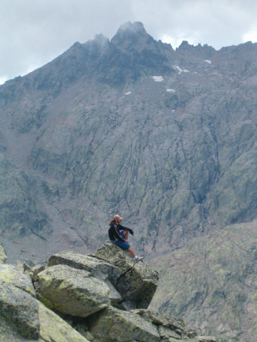Estudiante frente al Circo de Gredos y Pico Almanzor