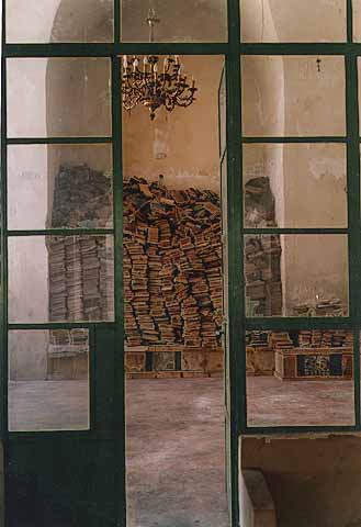 Libros abandonados en la sinagoga de Aleppo, Siria (1995)