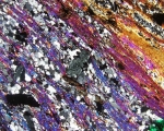 Cristal de cloritoide sobre el que se aplasta la esquistosidad en esquistos del complejo Nevado-Filábride (Béticas).