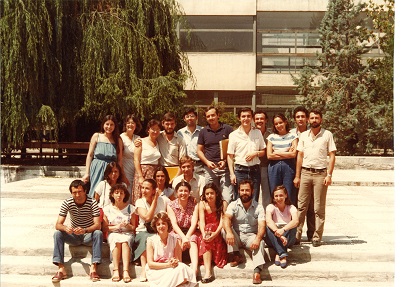 Foto de la promoción de estadística en el patio de la facultad, Curso 1985-86