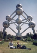 Delante del Atomium en Bruselas