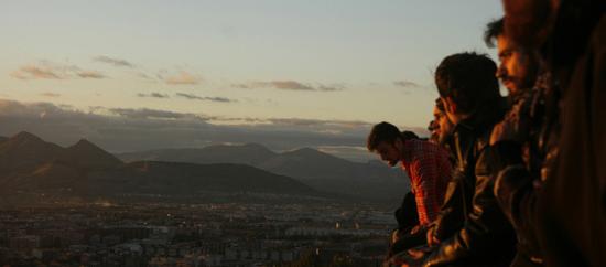 Varias personas en un lugar alto con la ciudad de Granada de fondo