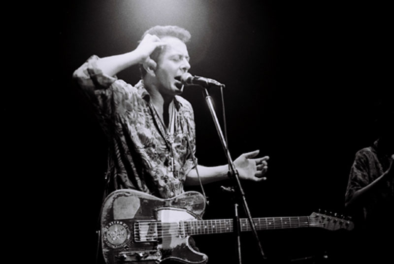 Joe Strummer durante un concierto