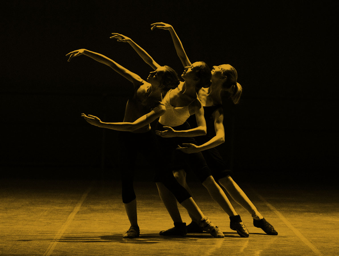 Tres bailarinas en una instante de una representación