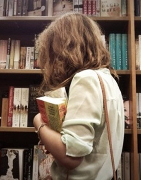 chica en biblioteca
