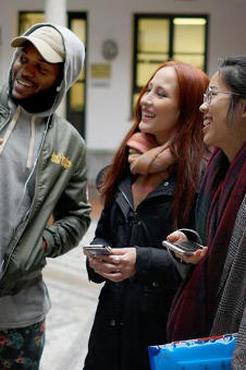Three international students at one of the UGR's faculties.