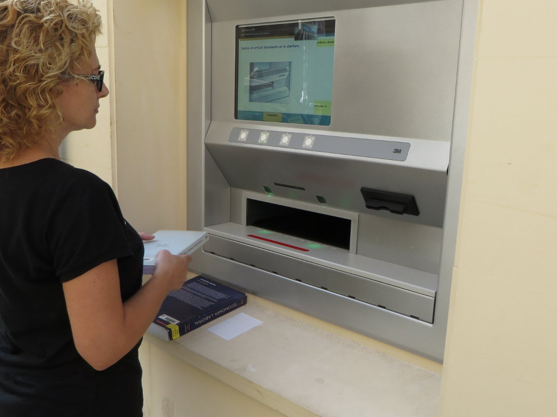 Buzón de devolución de libros biblioteca UGR