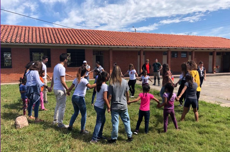 foto de un grupo de escolares jugando al corro de la patata