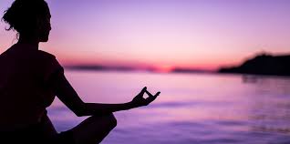 Mujer practicando meditación