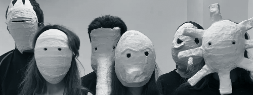 Actores con máscaras en la obra de teatro Panteros