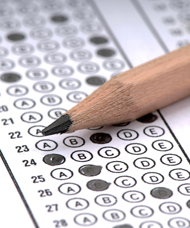 En la imagen, la hoja de respuestas de un cuestionario tipo test aparece rellena con un lápiz posado sobre la misma