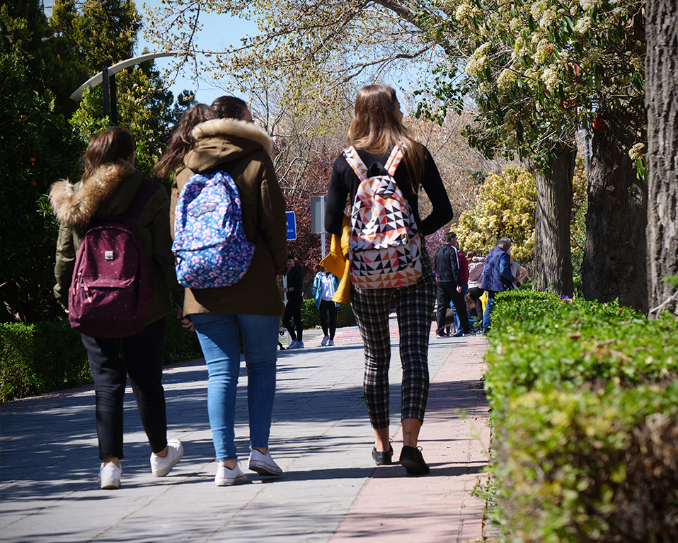 Tres estudiantes caminando