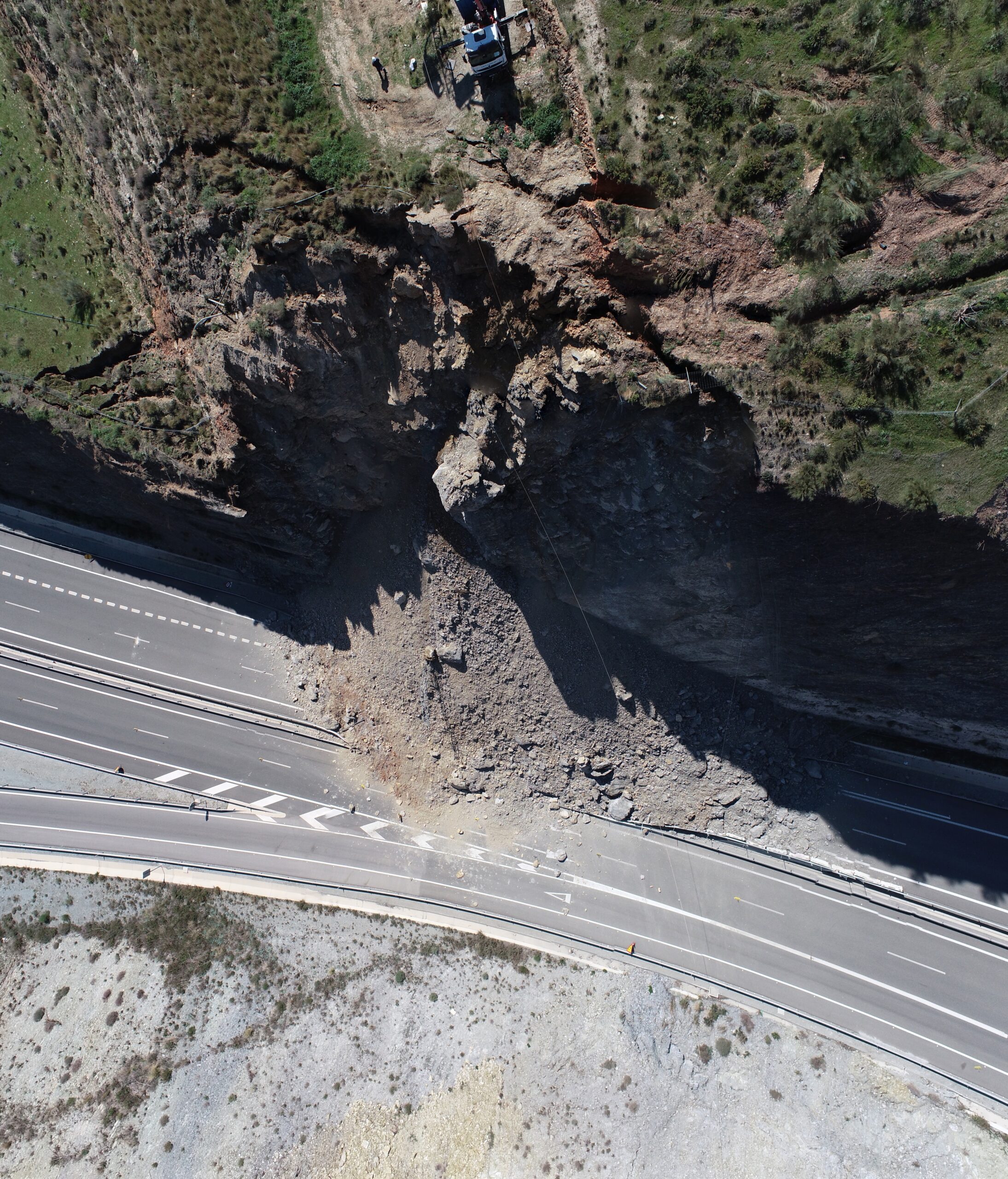 Imágenes del derrumbe del talud de tierra en la autovía A7 en Castell de Ferro (Granada) tomadas por los investigadores de la UGR.
