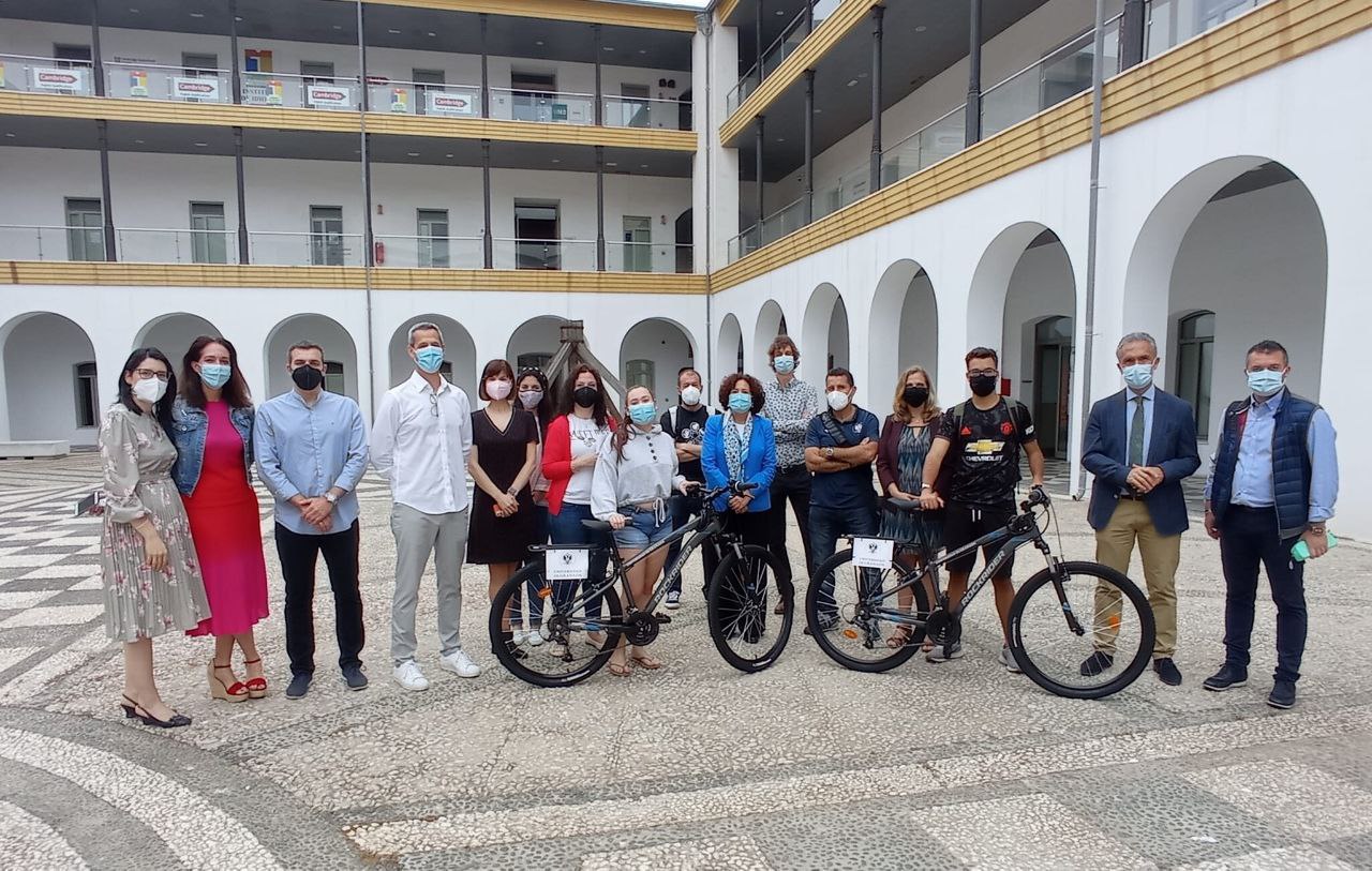 foto de grupo del evento de presentación del servicio de préstamo de bicicletas