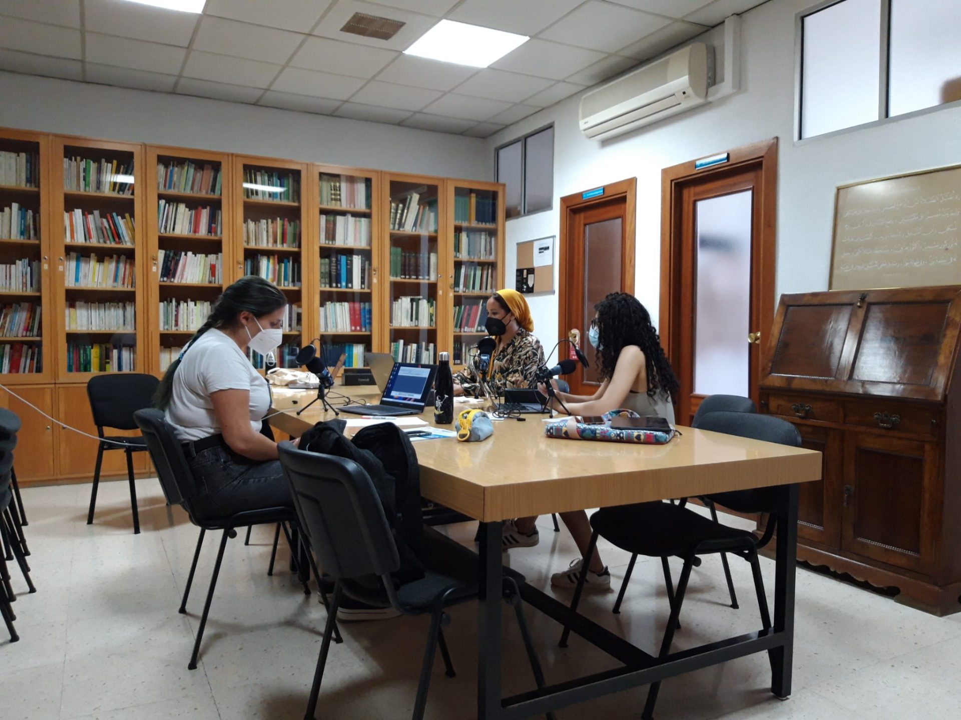 Estudiantes del Grado en Estudios Árabes e Islámicos de la UGR graban podcasts de literatura árabe como herramienta docente y divulgativa