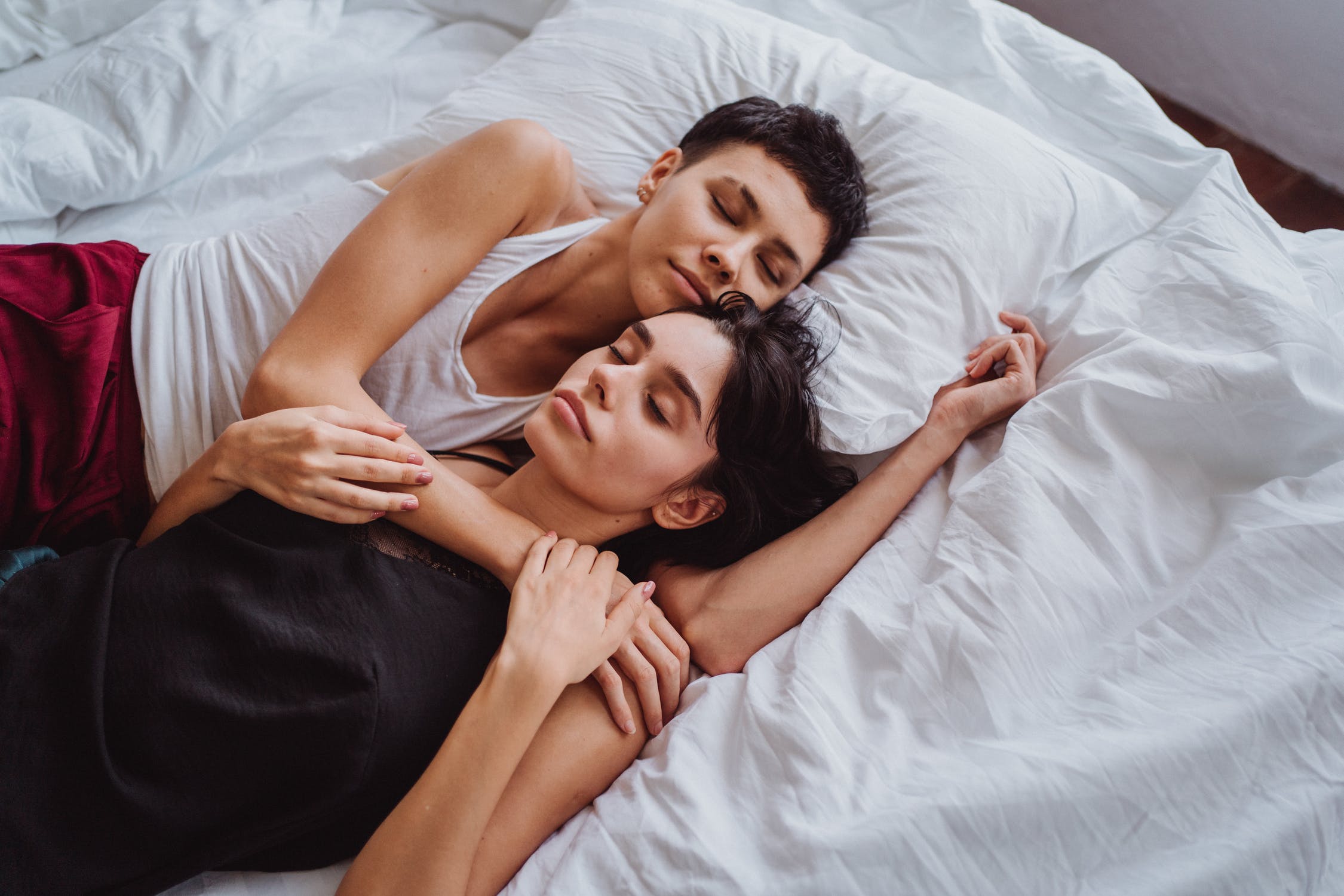 Familial monoparental formada por mujeres dormidas en una cama