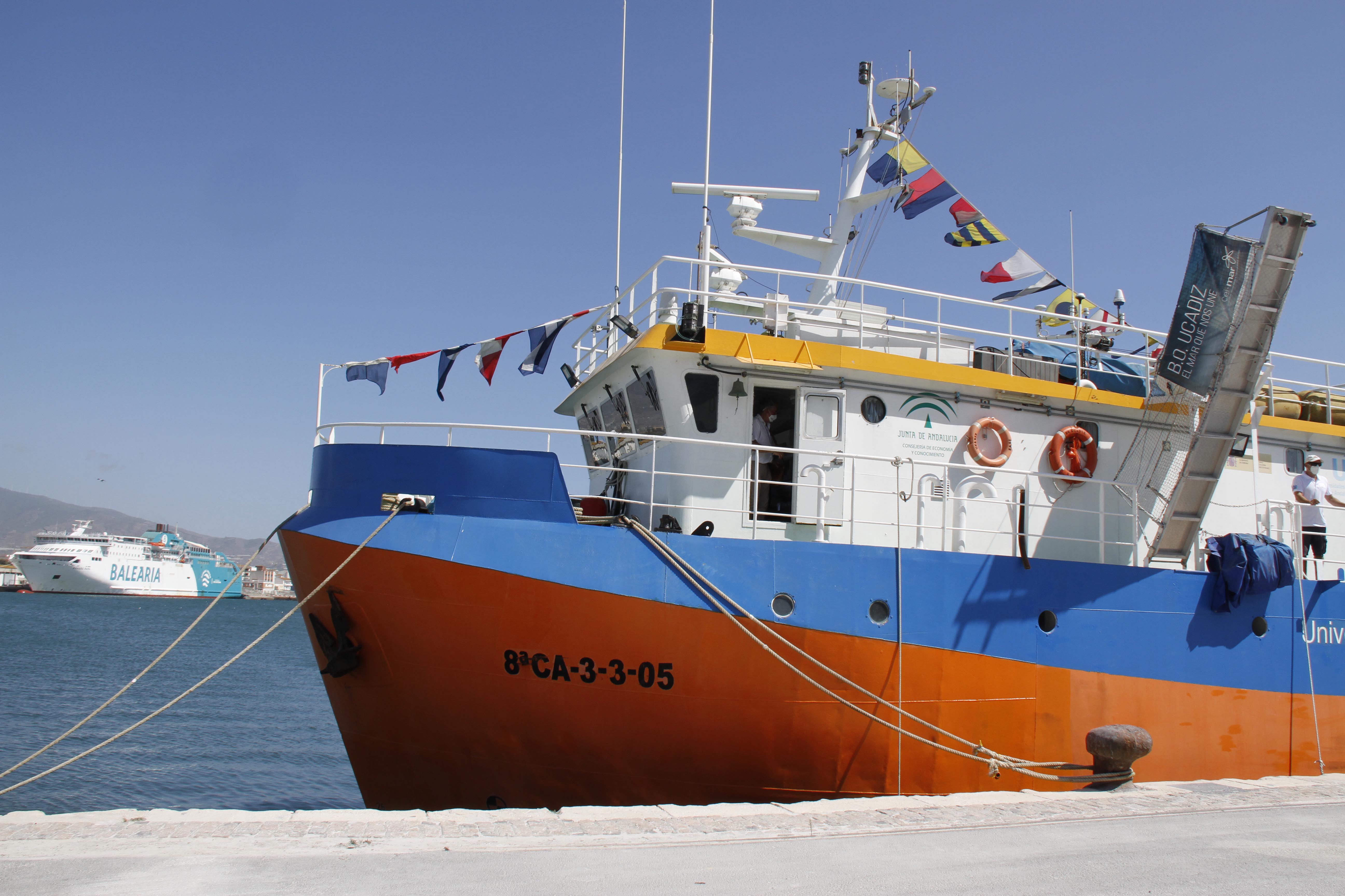  buque oceanográfico Ucádiz fondeado en el Puerto de Motril