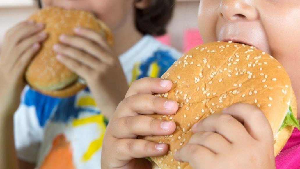niños comiendo una hamburguesa
