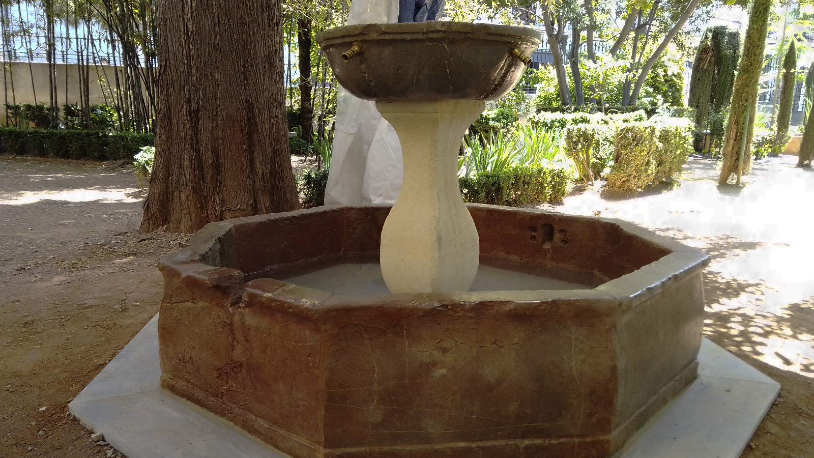 Fuente ornamental restaurada en el Jardín Botánico de la UGR