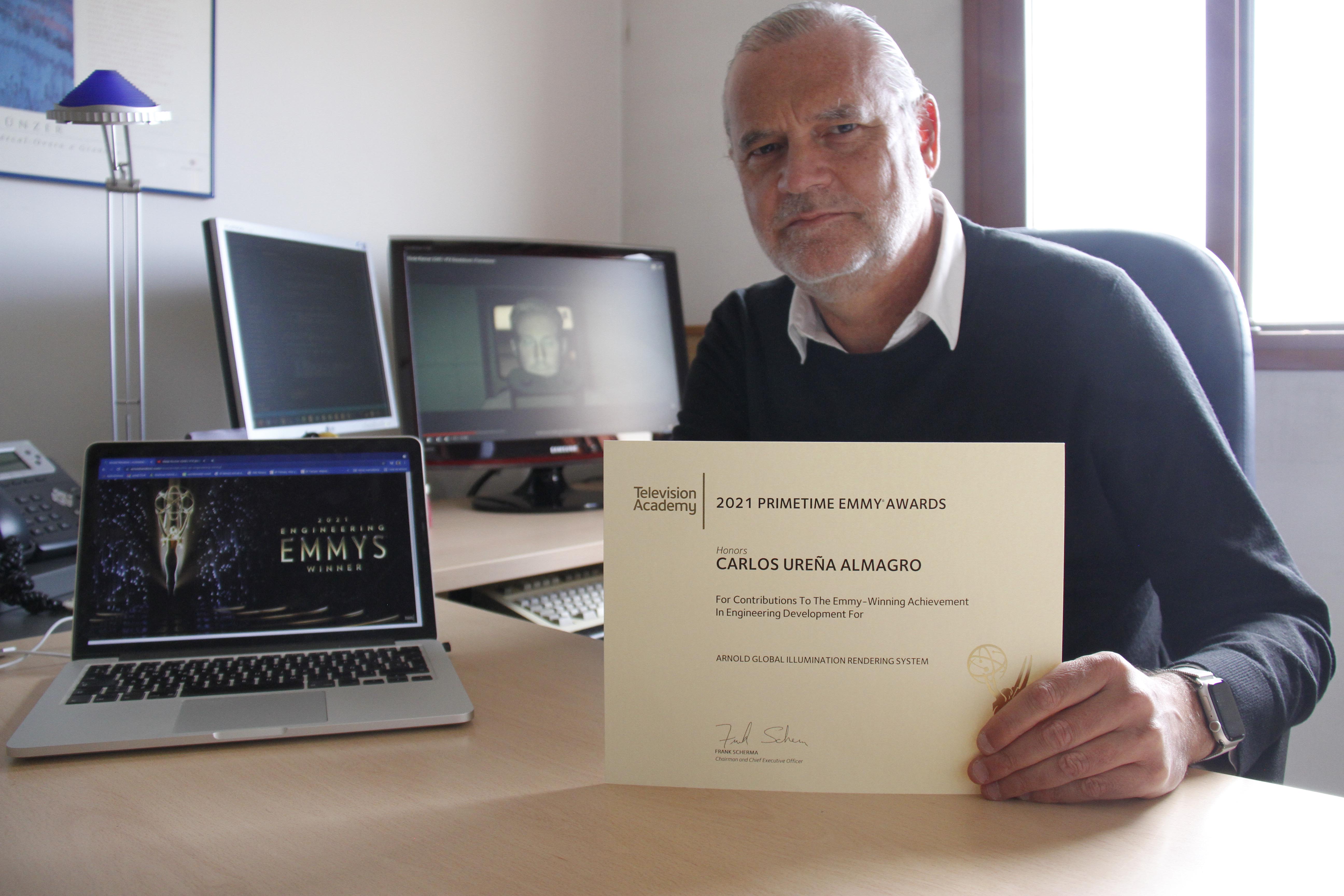Carlos Ureña posa con el diploma recibido por parte de los Premios Emmy