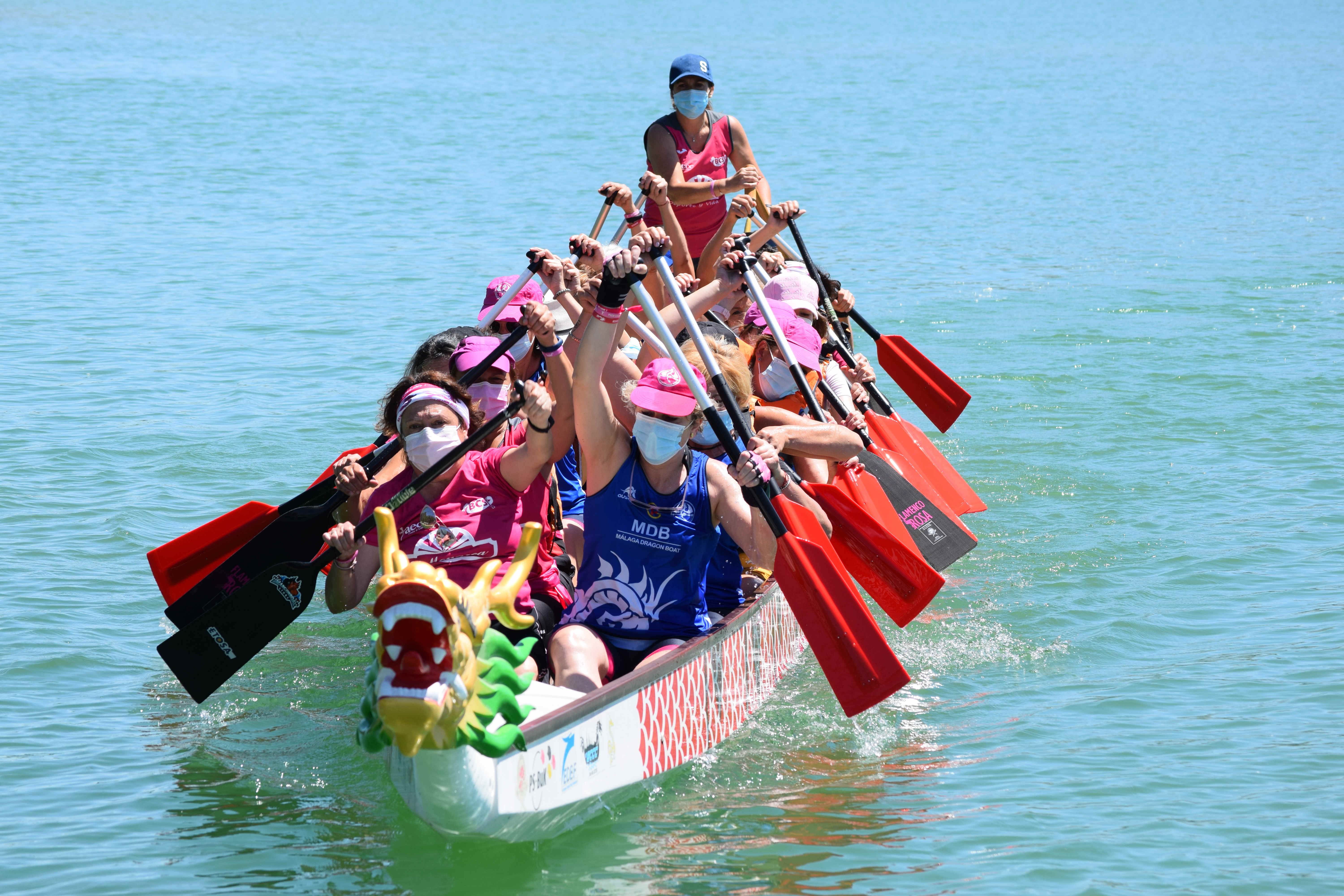 canoa de Dragoboat en el Cubillas con mujeres remeras