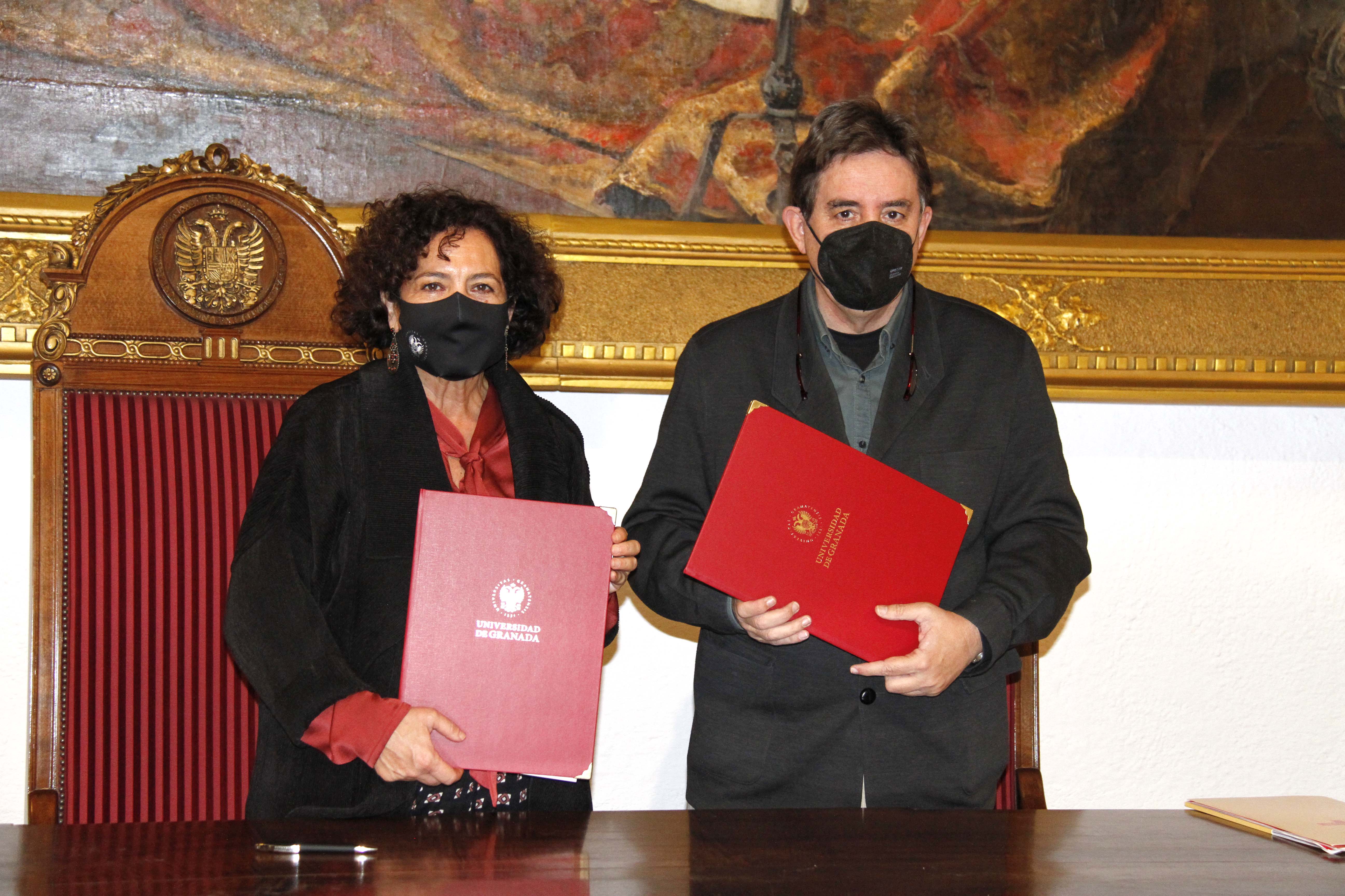 Pilar Aranda y Luis García Montero tras la firma del convenio