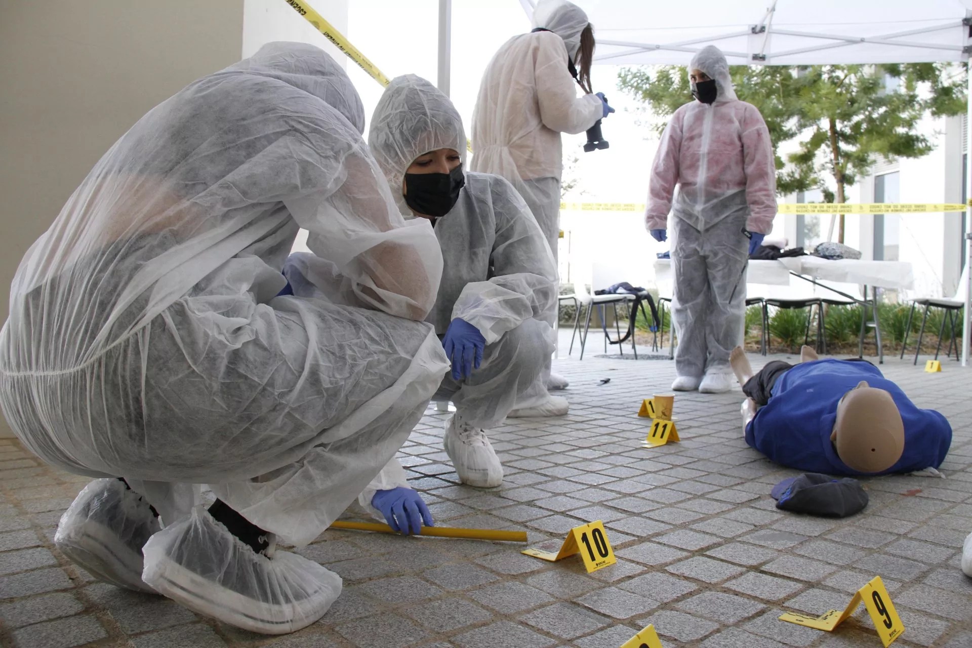 Estudiantes realizan prácticas forenses en la escena de un crimen simulado