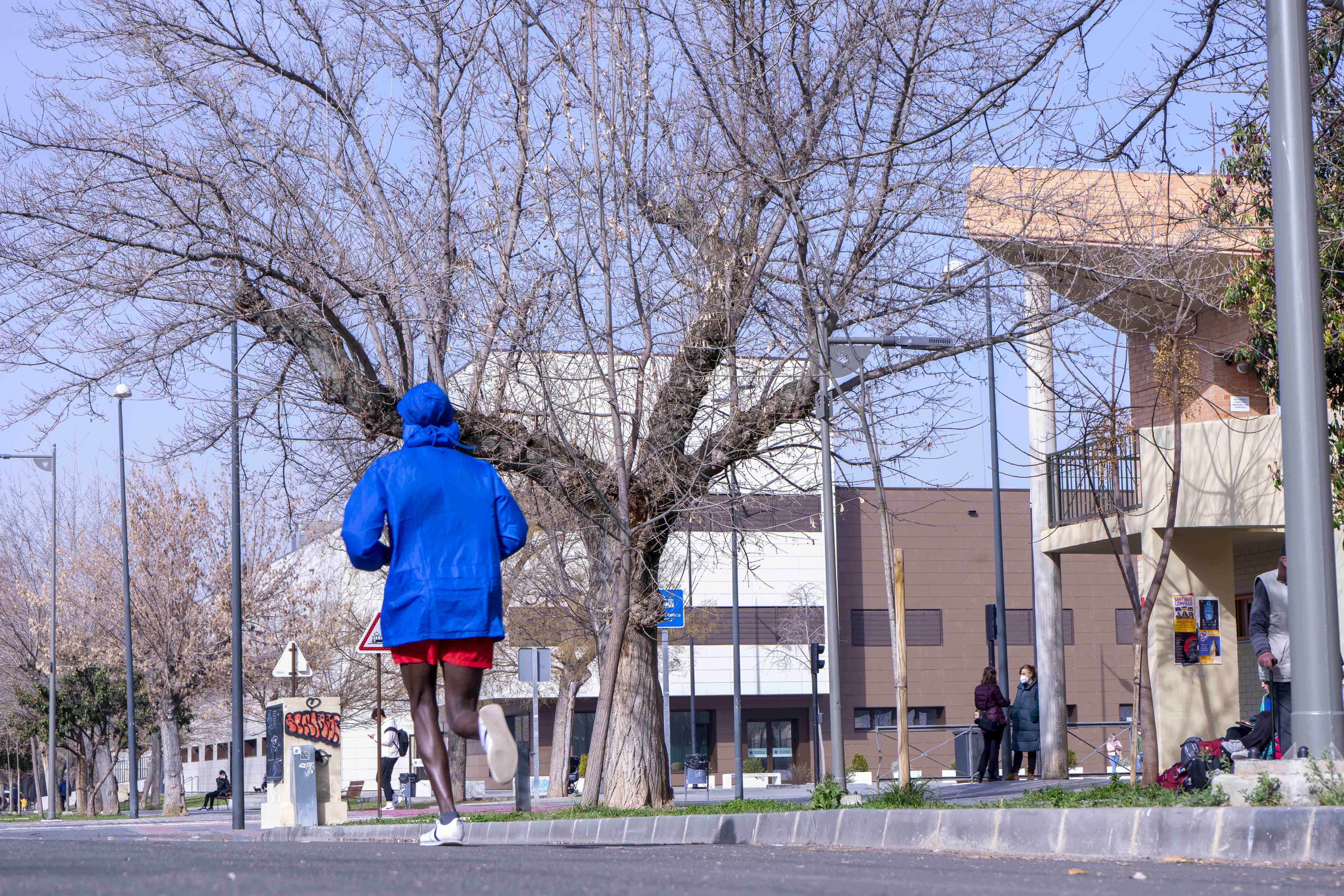 Persona practicando running en el Campus de Fuentenueva