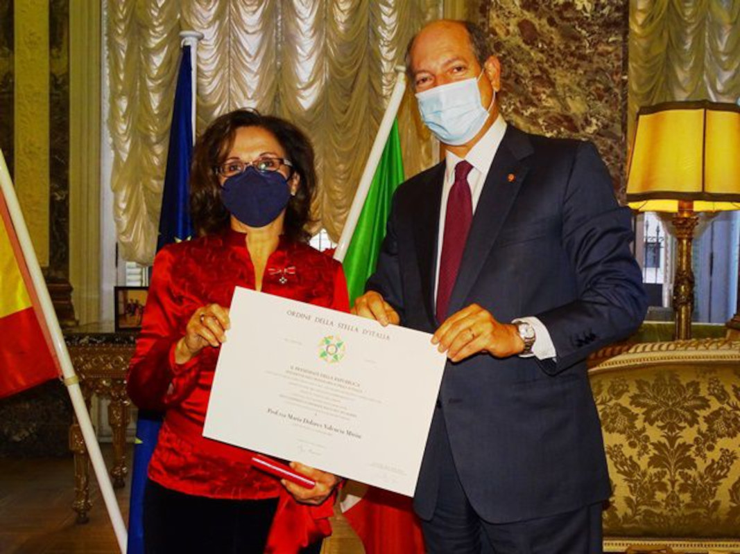 El Embajador Guariglia entrega las insignias de la Orden de la Estrella de Italia a la Profesora María Dolores Valencia Mirón