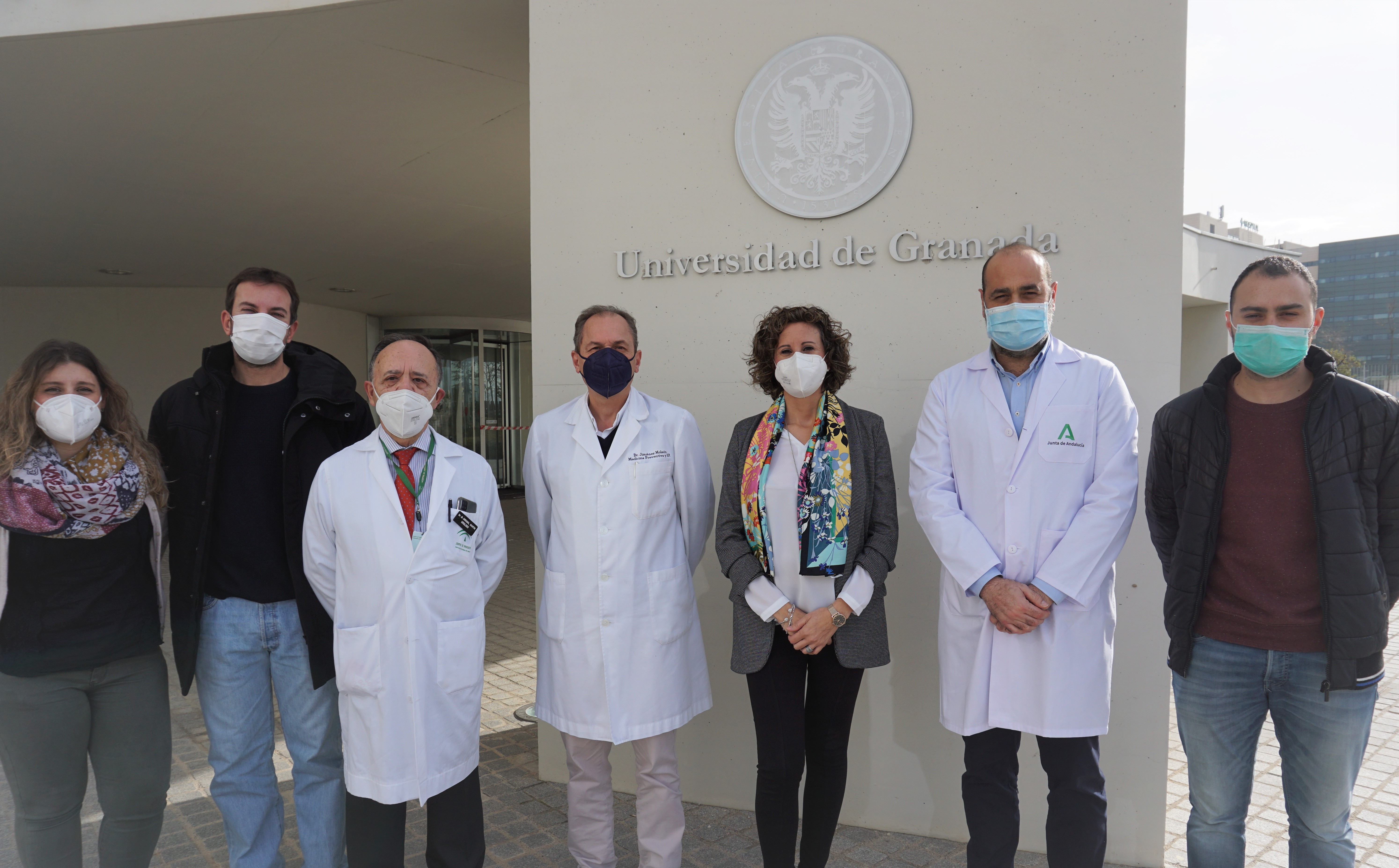 investigadores de la UGR en la fachada de la Facultad de Medicina