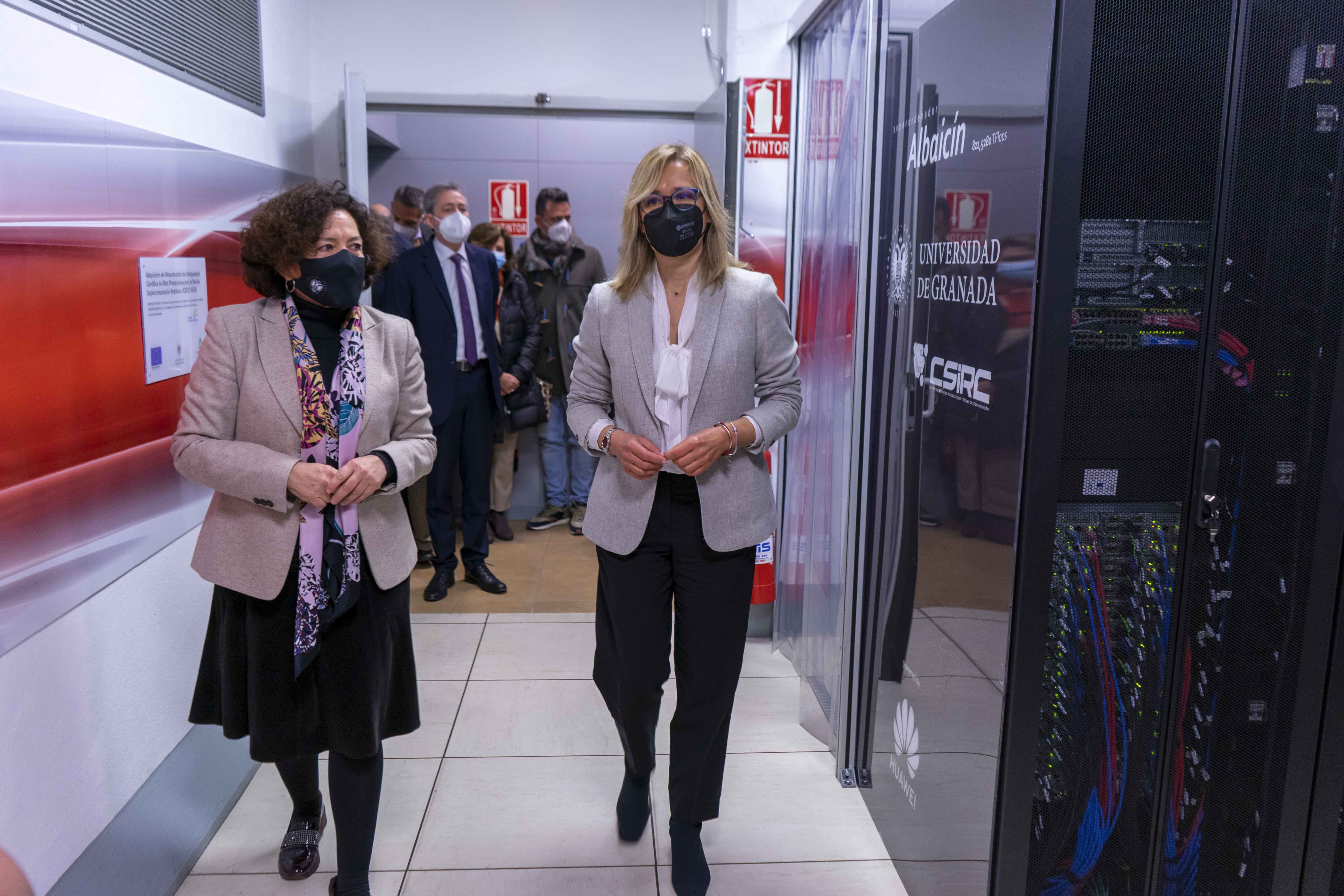 Pilar Aranda y Begoña Pino inspeccionan las instalaciones del nuevo supercomputador