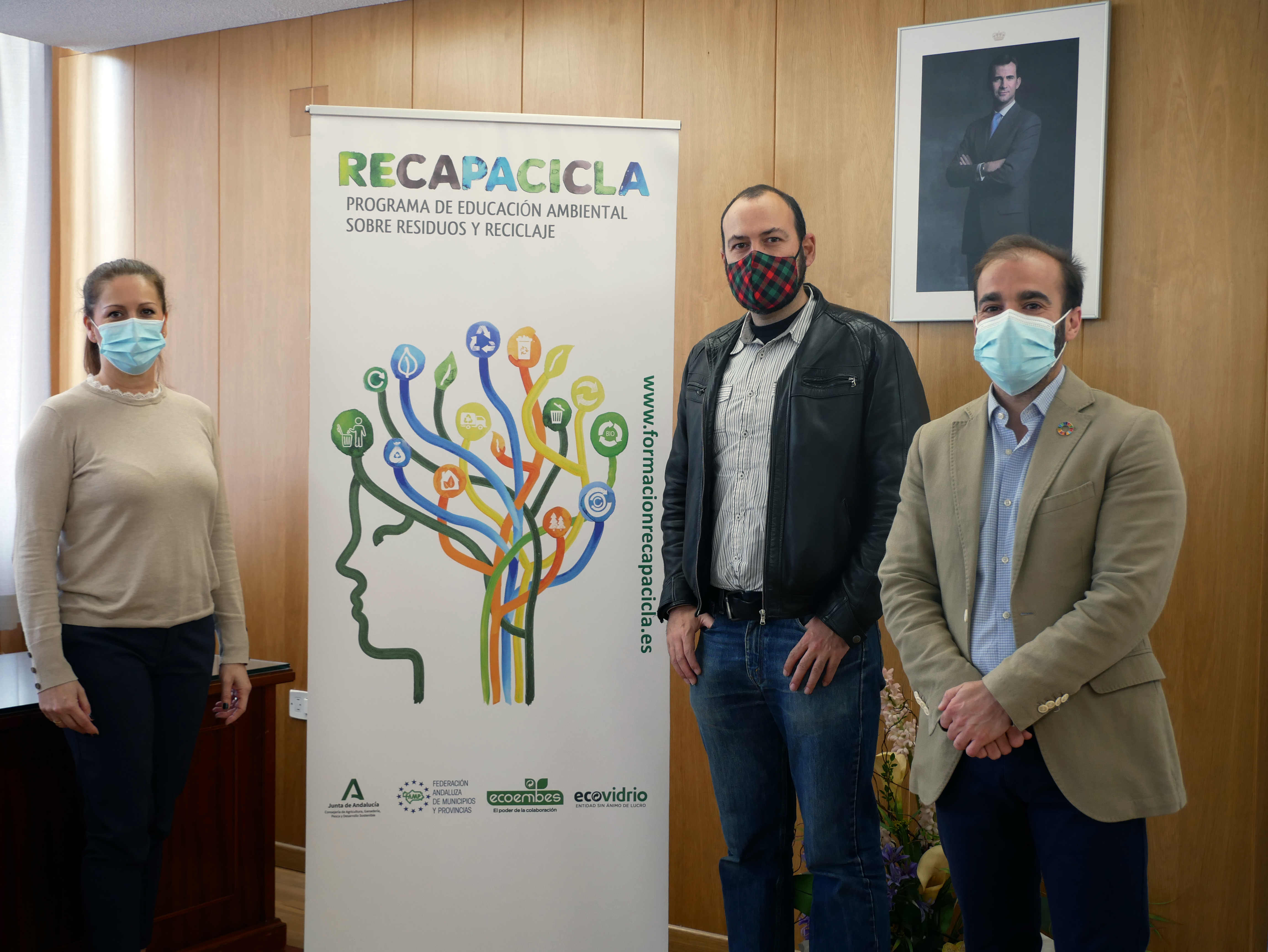 María Belén Feriche, Directora del Secretariado Campus Saludable de la UGR; Álvaro Ruiz Hidalgo, coordinador del Programa RECAPACICLA; y Víctor Vázquez, técnico de Ecoembes, una de las entidades que organizan el Programa RECAPACICLA.