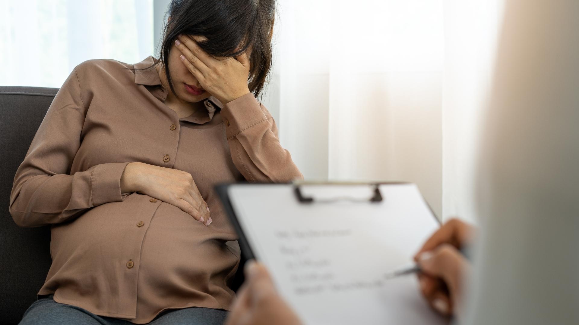 Mujer embarazada en una consulta