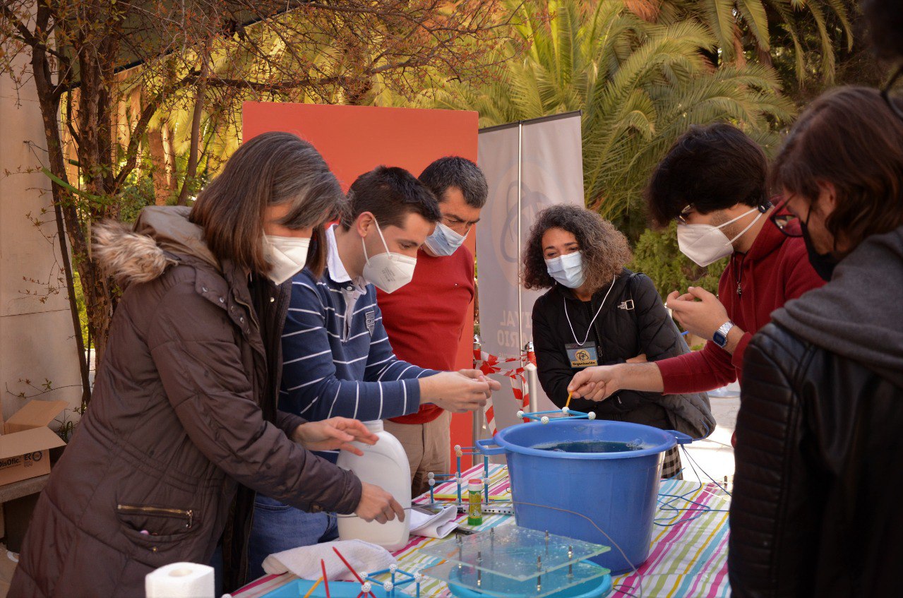 participantes en una actividad exterior exterior en el Actividad exterior del festival Solidario