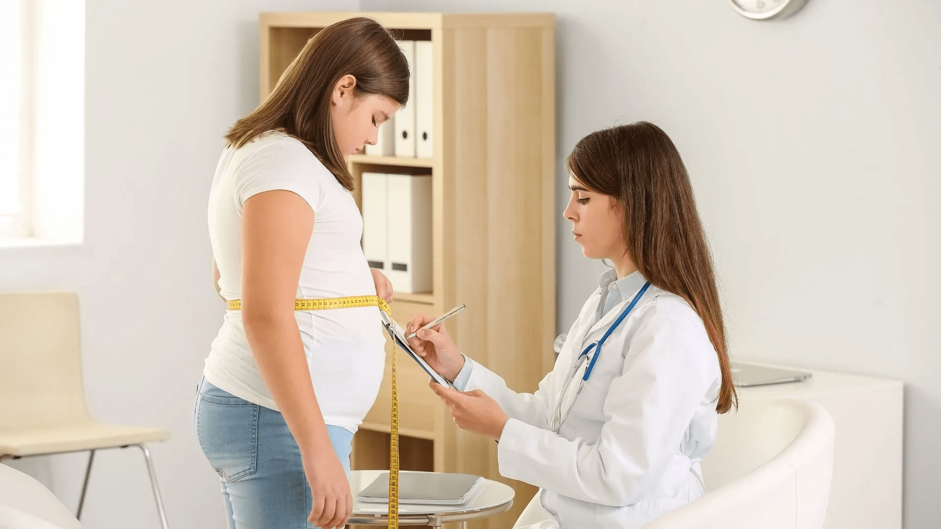 Pediatra mide el perímetro abdominal de una niña