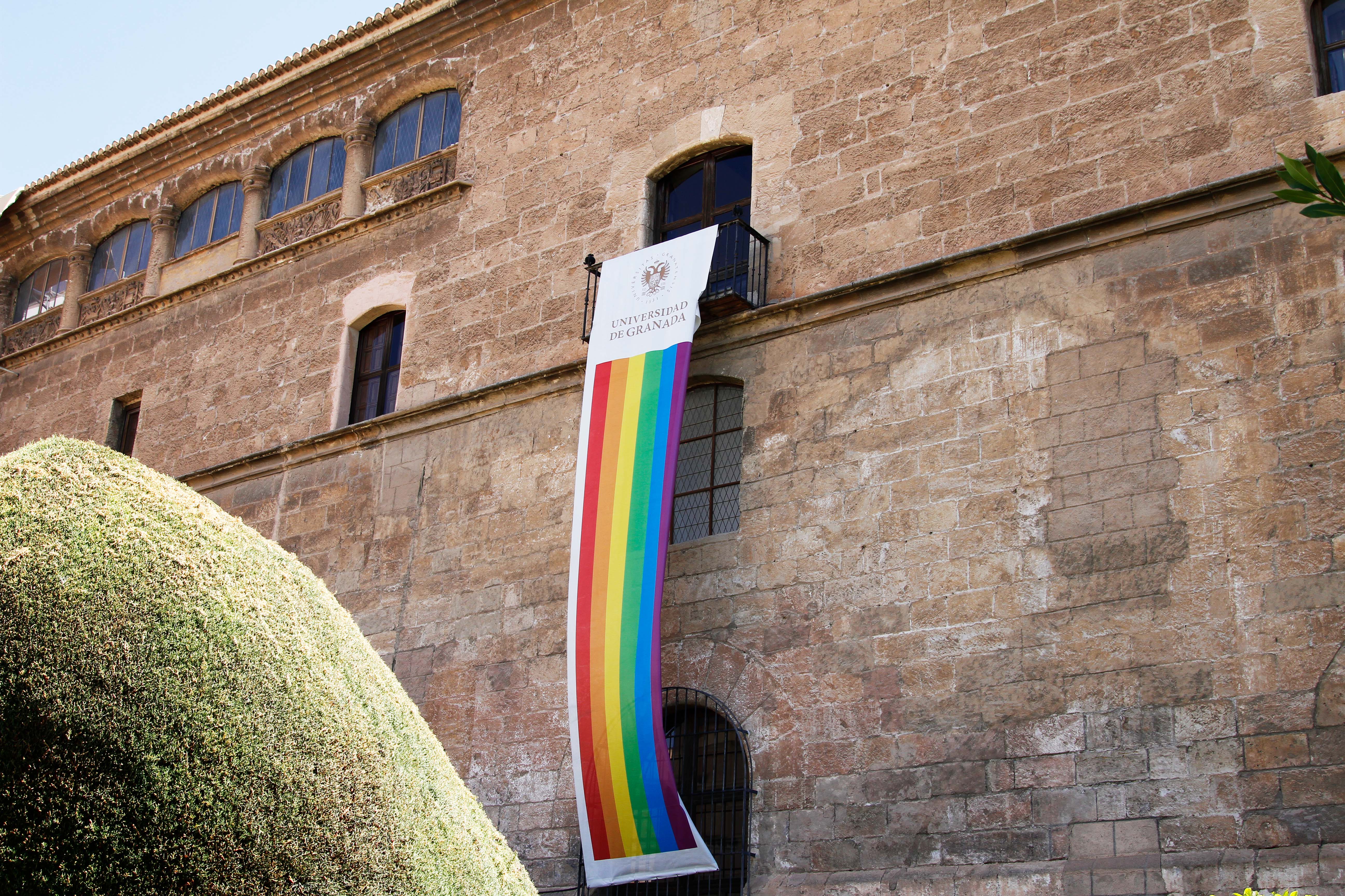 Bandera Orgullo LGBTI en la fachada lateral de Hospital Real