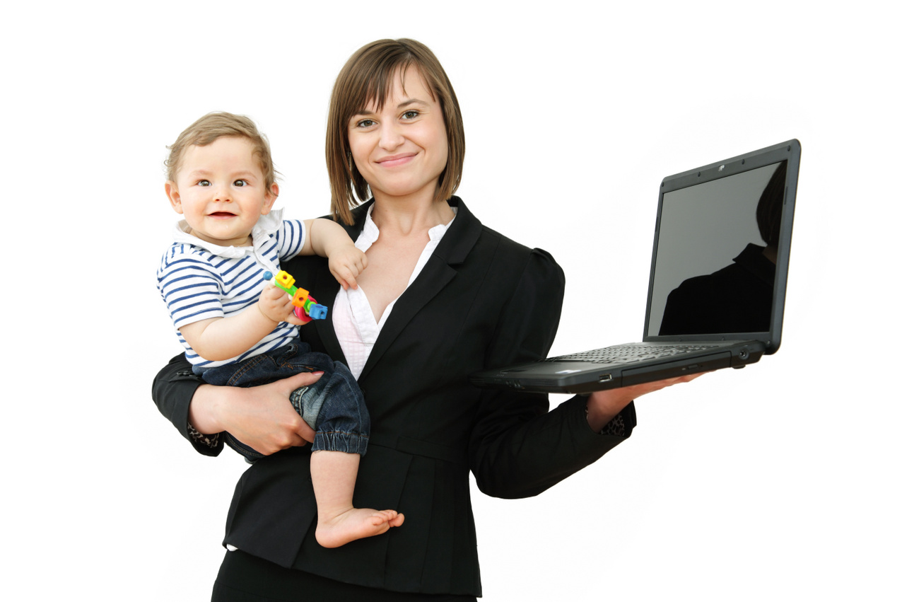 Madre con hijo en brazos, porta un ordenador portátil